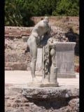 04769 ostia - regio i - insula xv - tempio di ercole (i,xv,5) - statue des c. cartilius poplicola - 06-2024.jpg